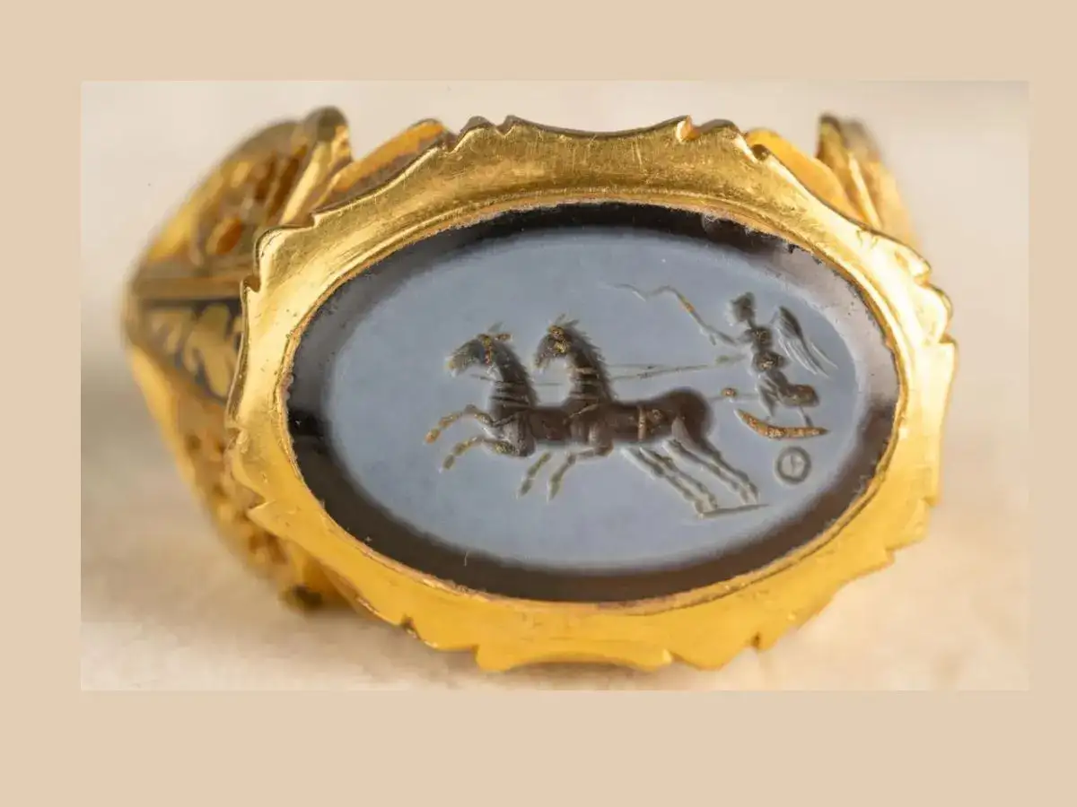 1,700-year-old Roman gold ring discovered in England by form