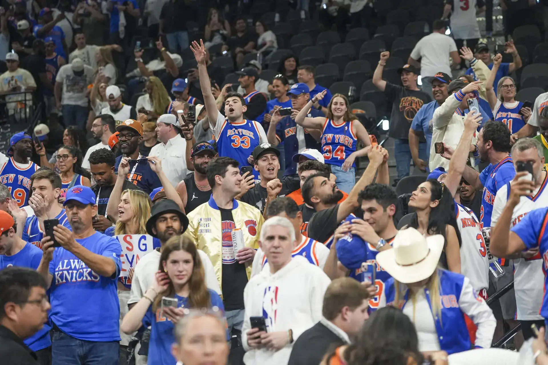 What time does the knicks game start? New York in 