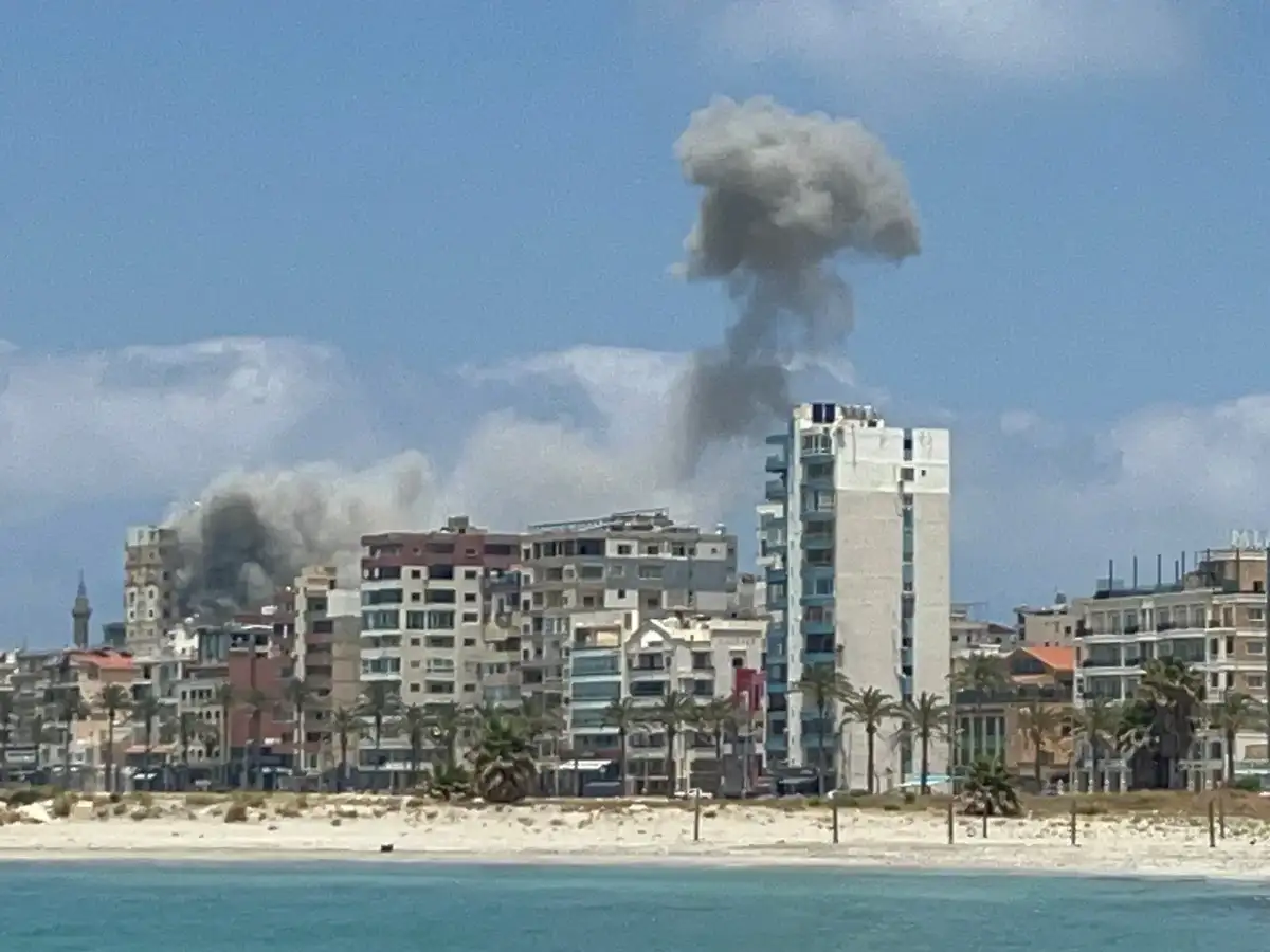 Israel launches deadly strikes on Lebanon's Tyre after warni