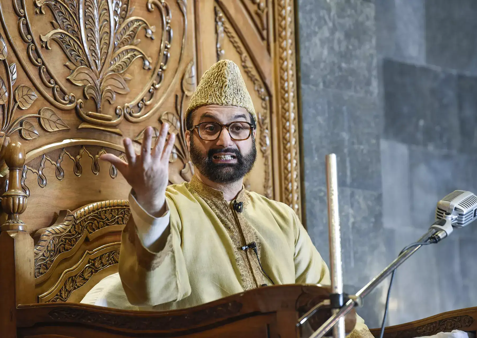 Mirwaiz voices concern over PoK protest deaths, ur