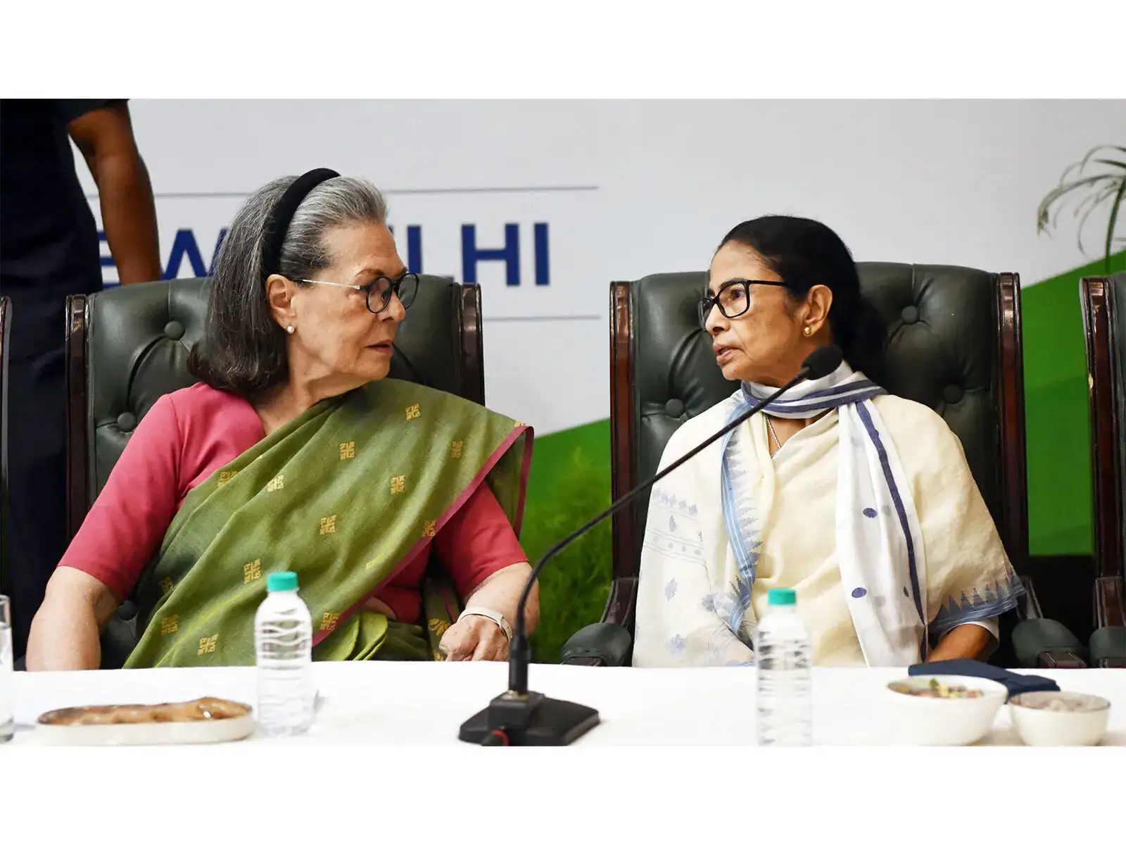 Mamata Banerjee seeks close Congress ties, triggers buzz of 