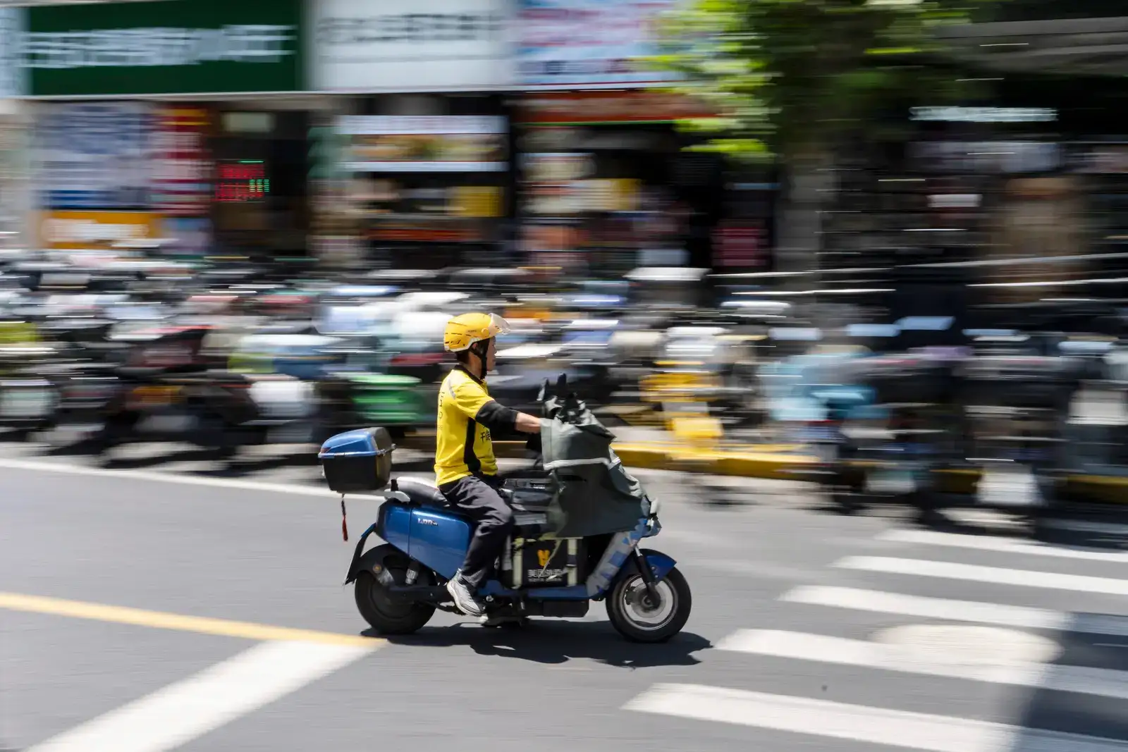 Alibaba bids $1.5 billion for China grocer Pupu in Meituan fight