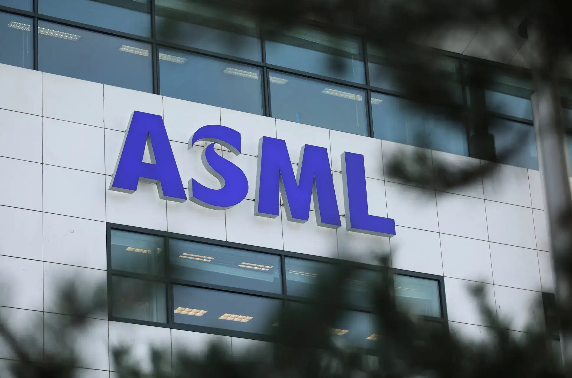 US tells ASML it's concerned one of its chipmaking tools may be in China: report 