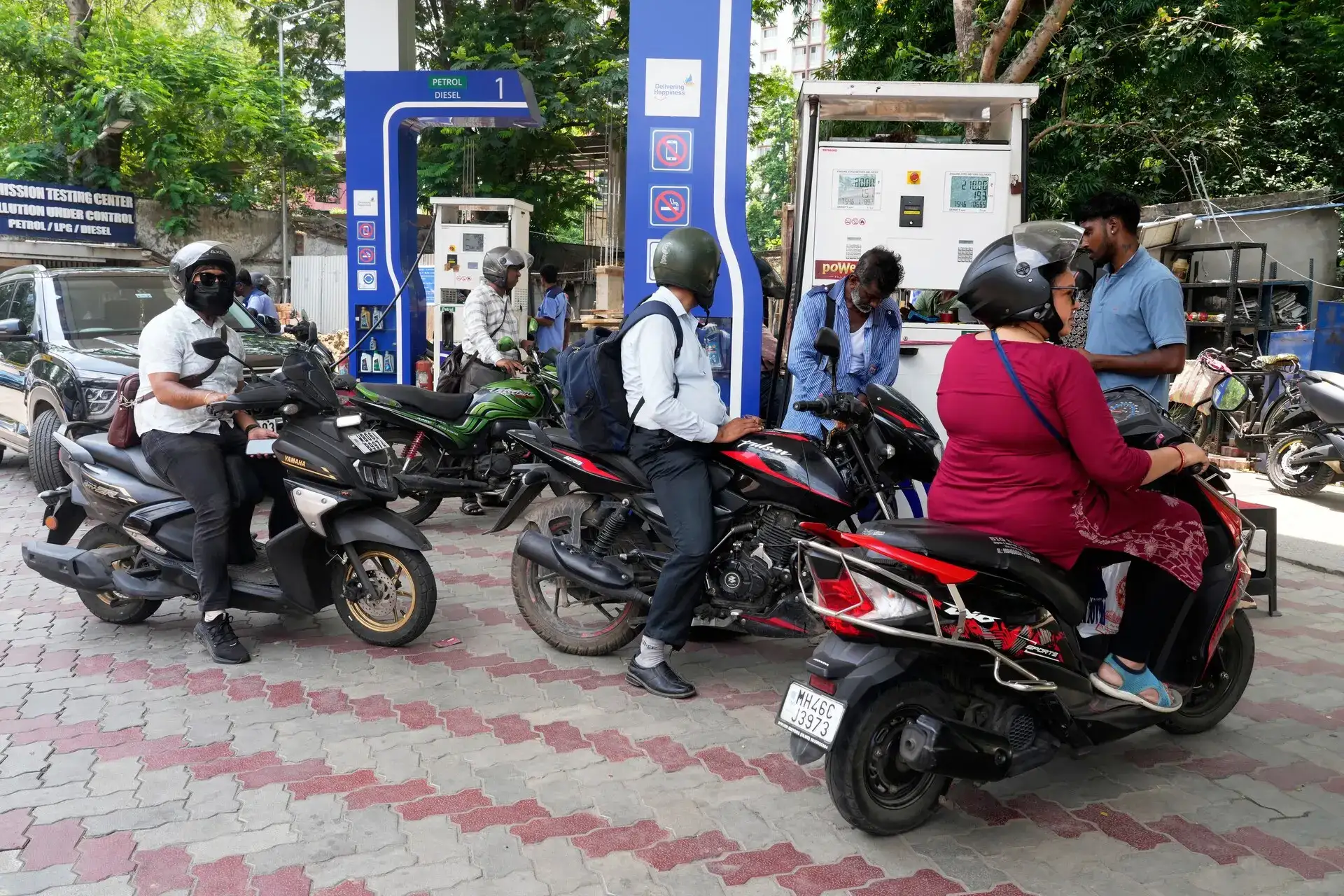 ET Graphics: Crude oil retreats, but India's fuel bills stay up