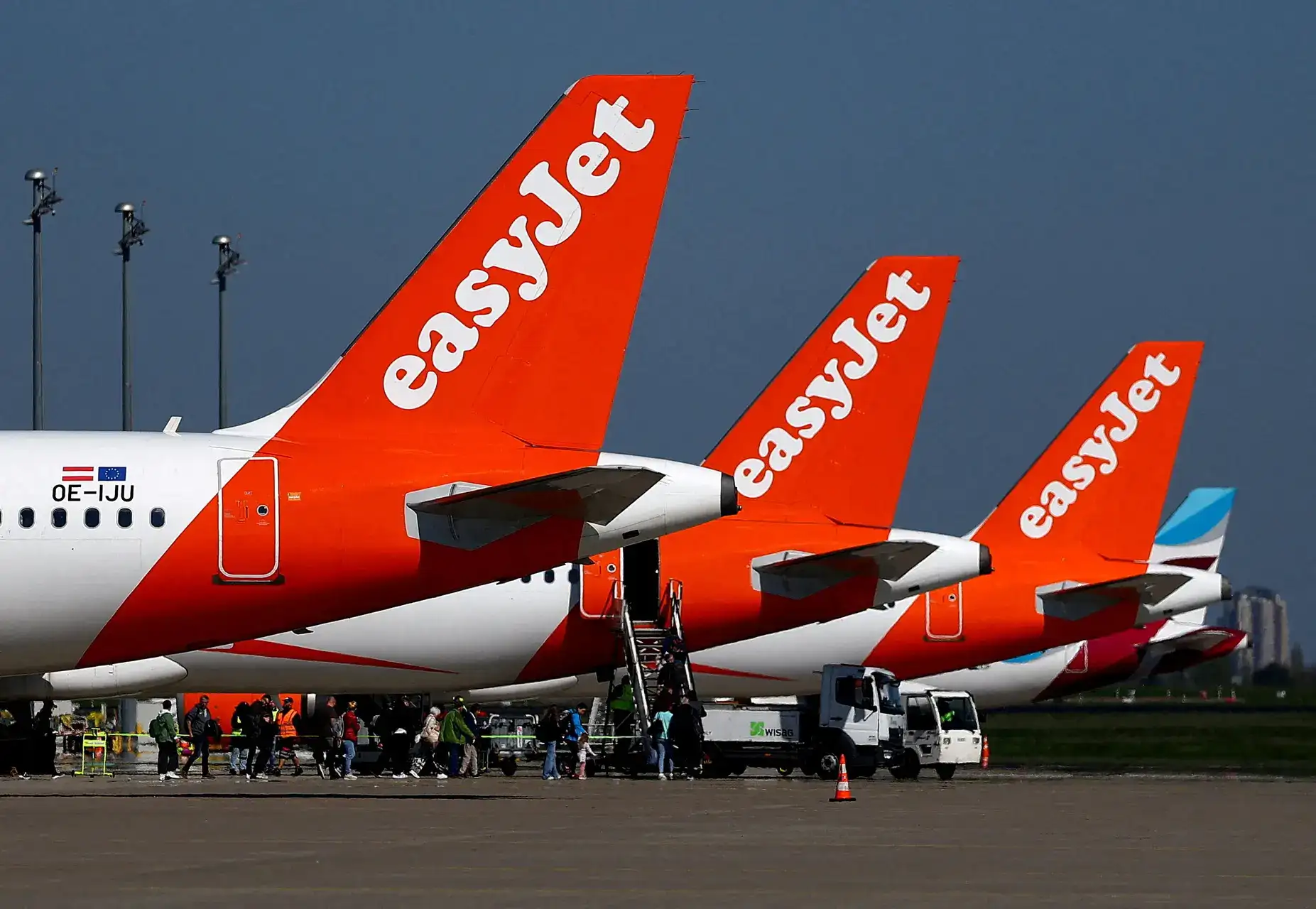 EasyJet accepts rival takeover bid by US investor Apollo