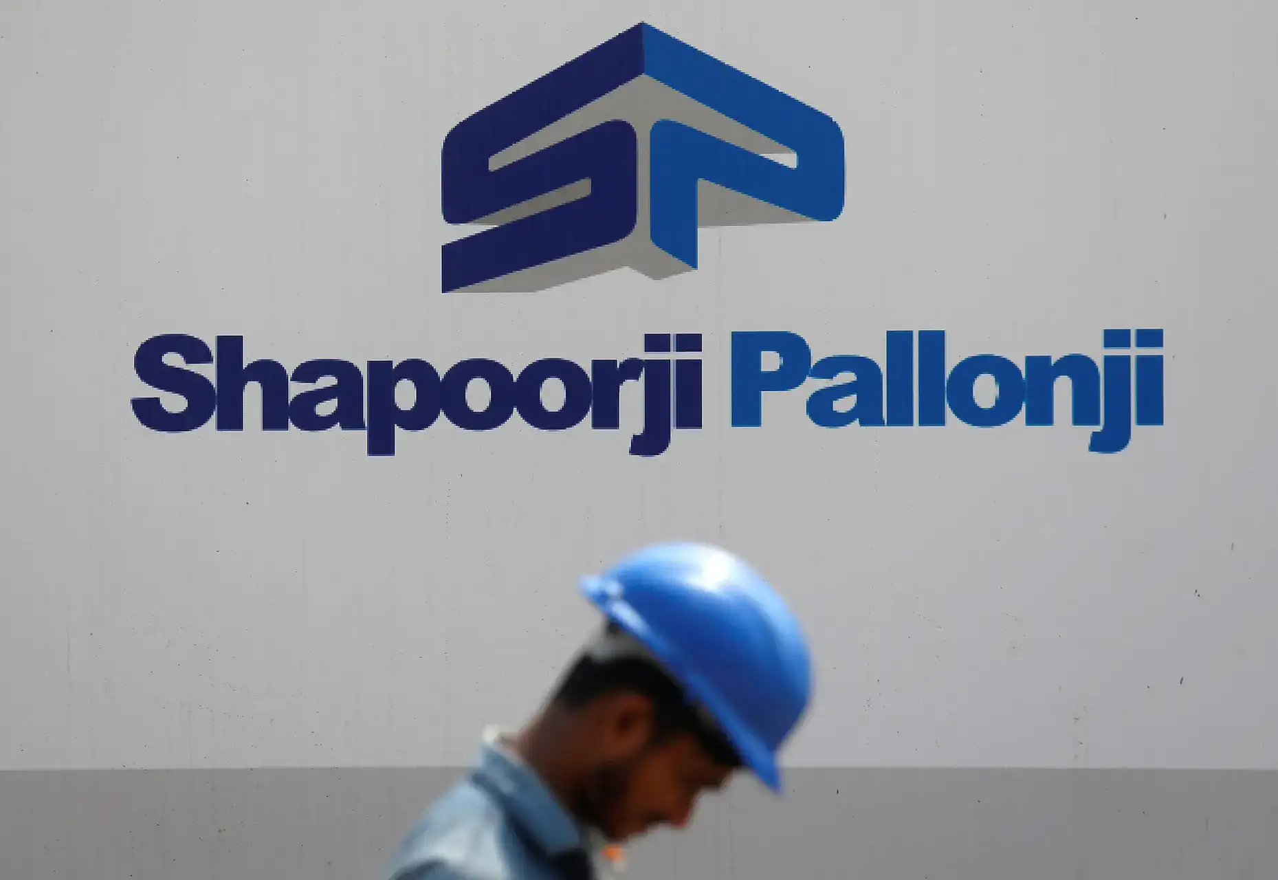 Shapoorji Pallonji prices Rs 21, 500 cr financing with Deutsche, BlackRock among investors