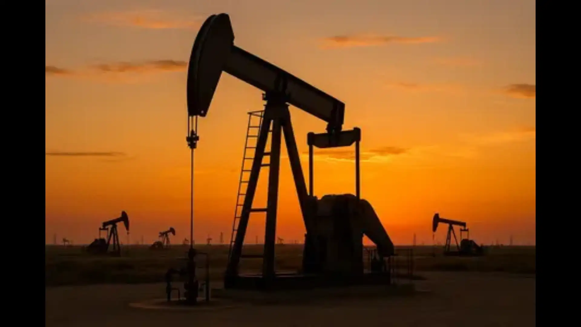 Oil jumps 3% after US, Iran escalate strikes in Mideast