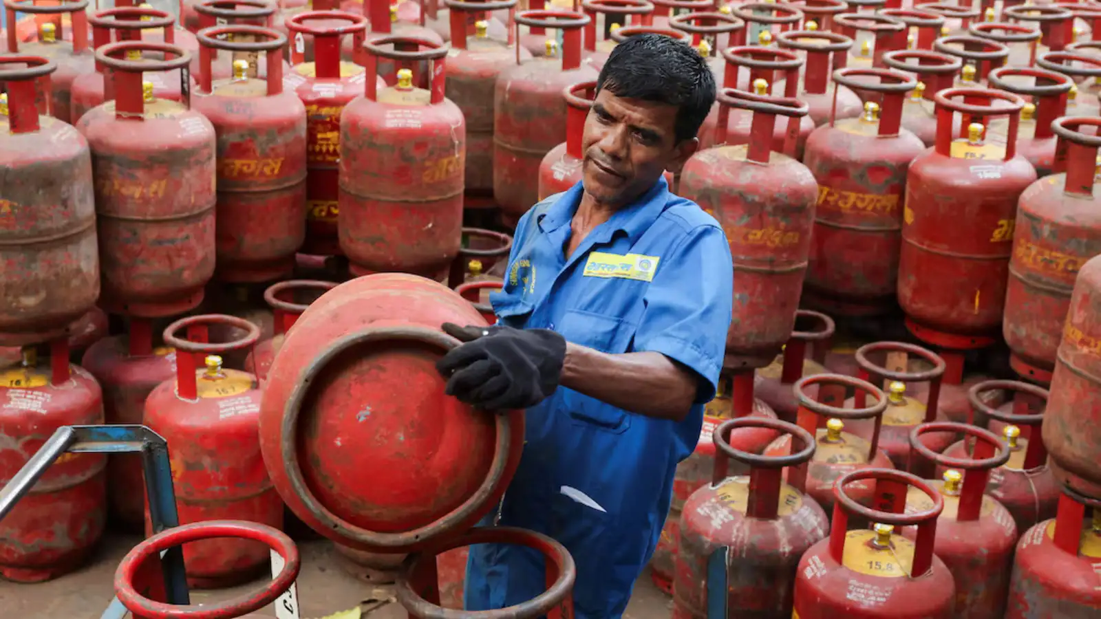 Oil firms eye wider rollout of lightweight 10-kg LPG cylinders for commercial users