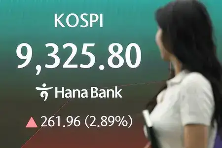 South Korean shares slump 7% on renewed selling in chipmakers, c.bank hikes rates