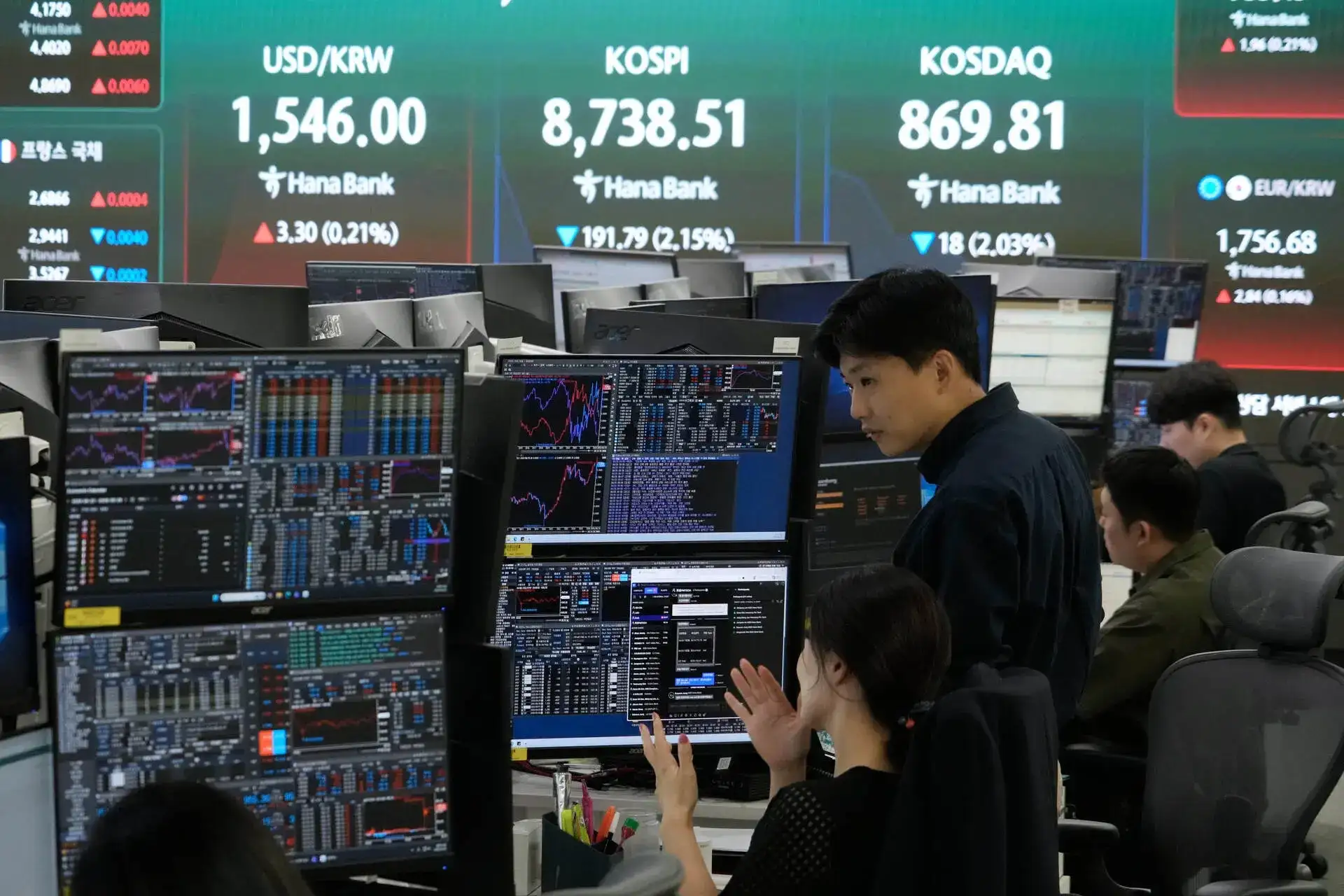 Global Market Today: Asian stocks dip after US tech selloff, gold gains