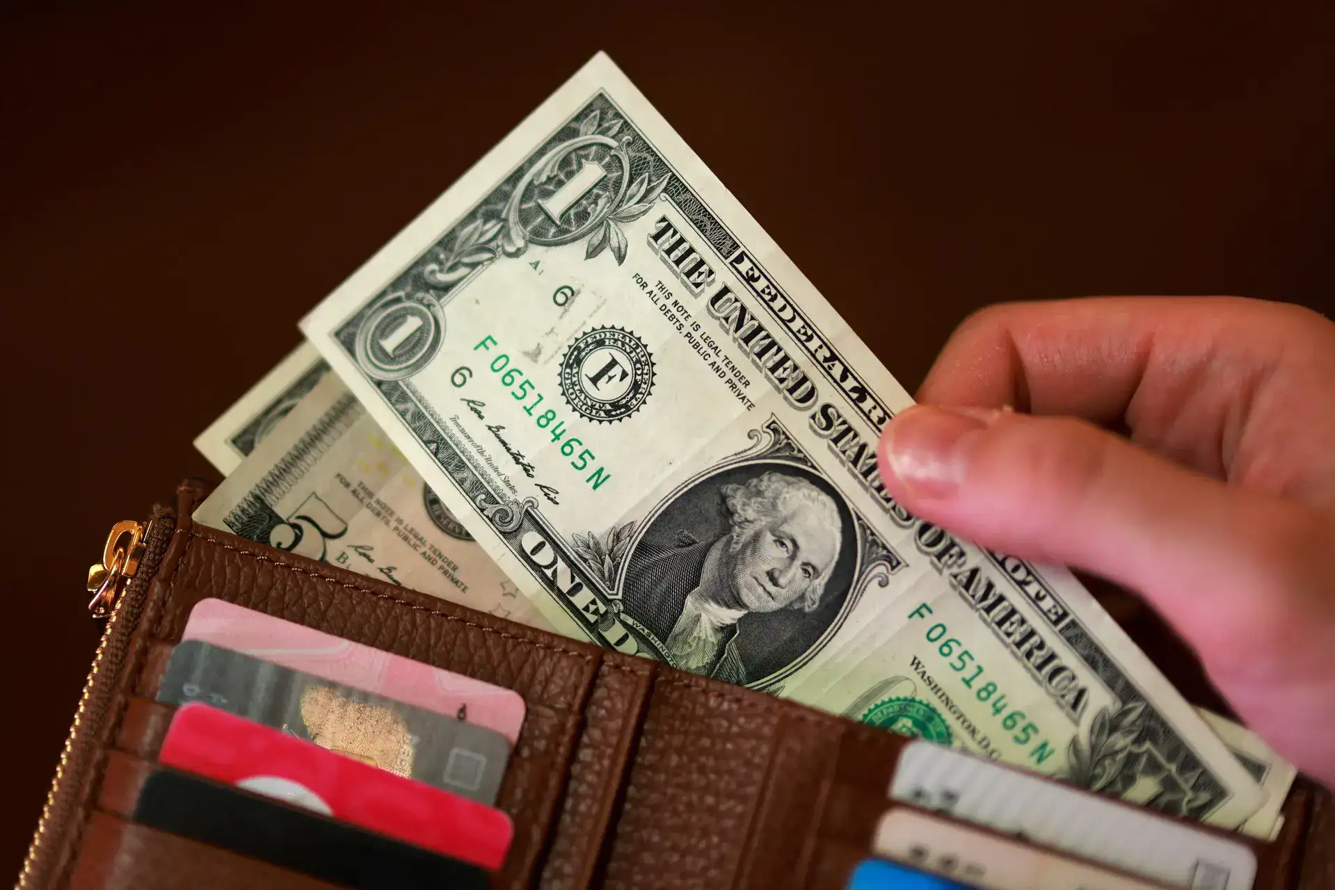 Dollar moves in a narrow range ahead of inflation data, Jackson Hole