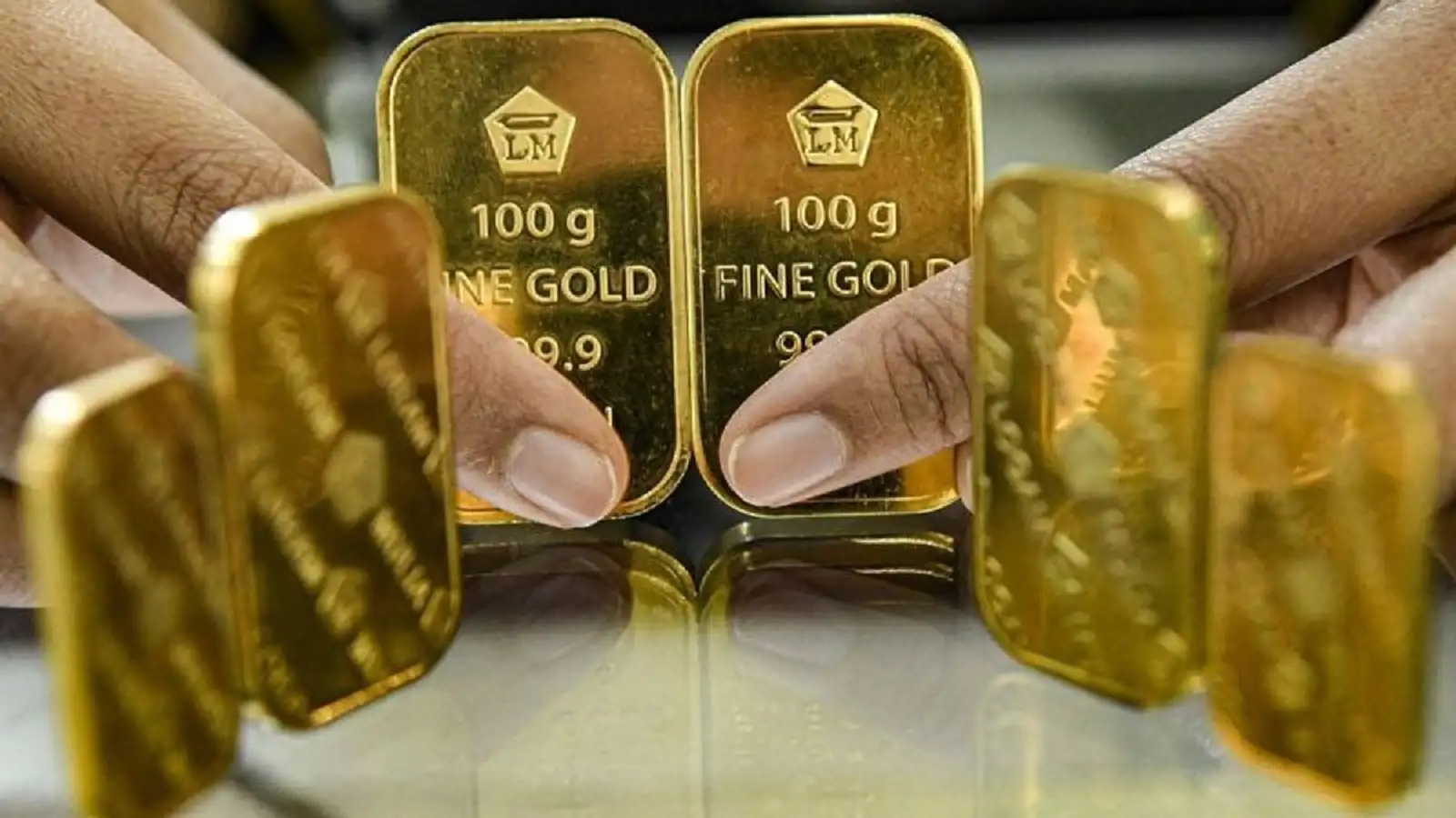 Gold holds ground after 3% drop on Warsh's hawkish stance