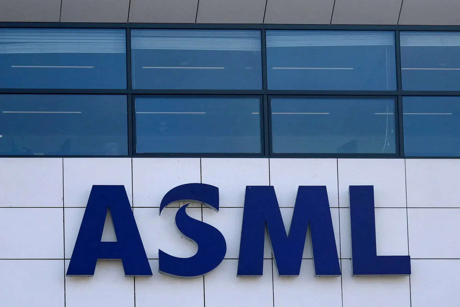 ASML extends chipmaking dominance as customers embrace High NA
