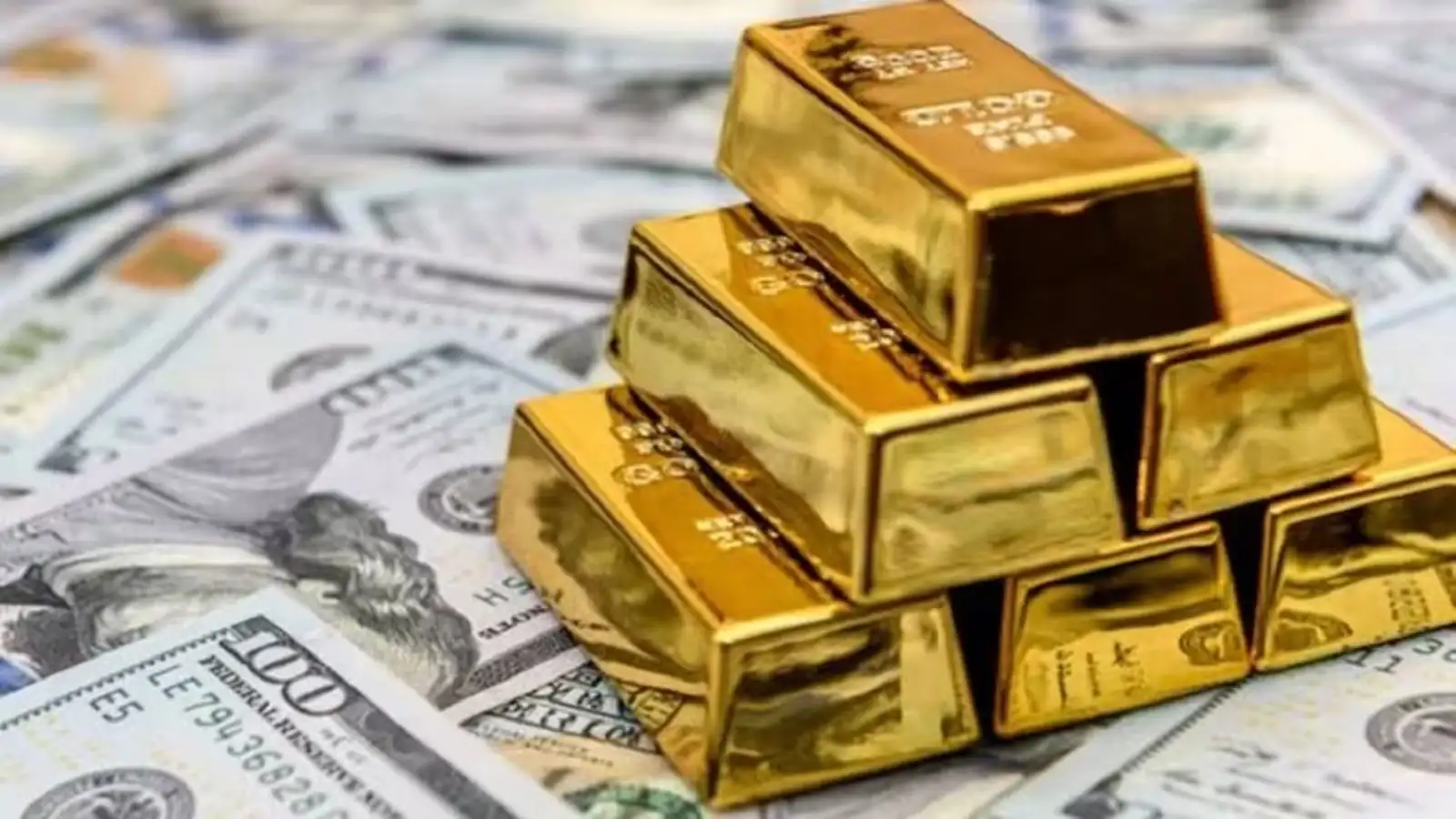 Gold rises slightly on lower oil prices, subdued dollar