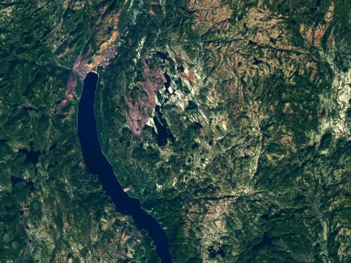 A satellite map revealed a mysterious giant circle that was hiding in Canada for 390 million years. One amateur astronomer finally noticed it 