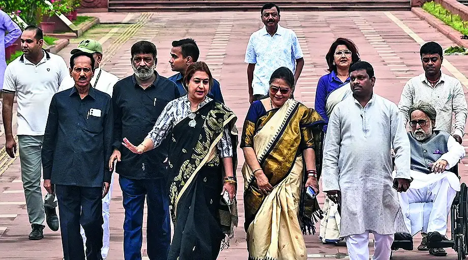 Lok Sabha Speaker gives 20 rebel TMC MPs till October 8 to respond after SC remark on timely disposal of Abhishek Banerjee's petition 