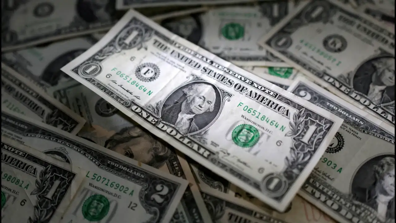 Dollar dips as oil eases, yen jumps on Japan remarks