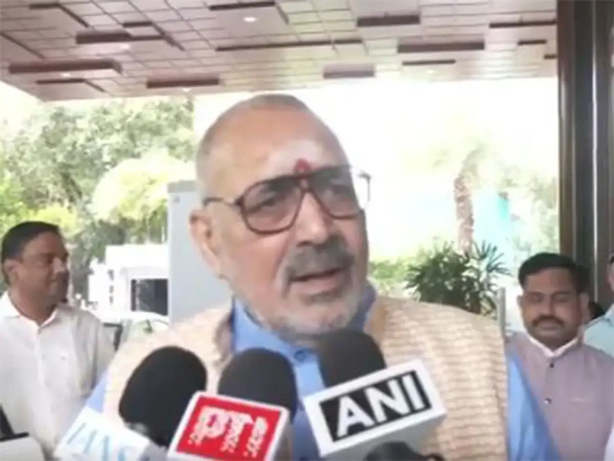 "Jinnahs born again, Owaisi one of them": Giriraj Singh slams opposition amid SIR row 