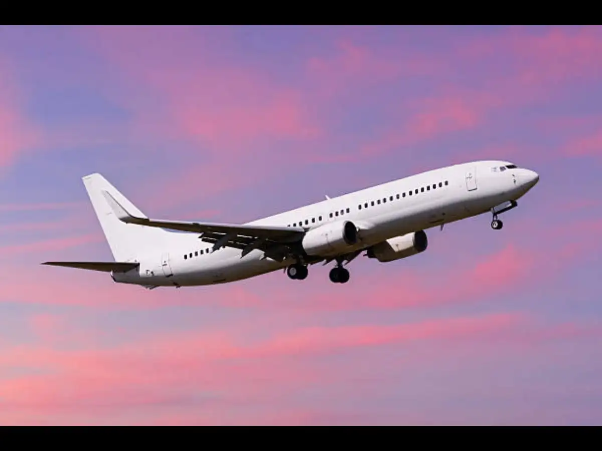Your Thanksgiving and Christmas flight could still stay expensive long after jet fuel prices come down 