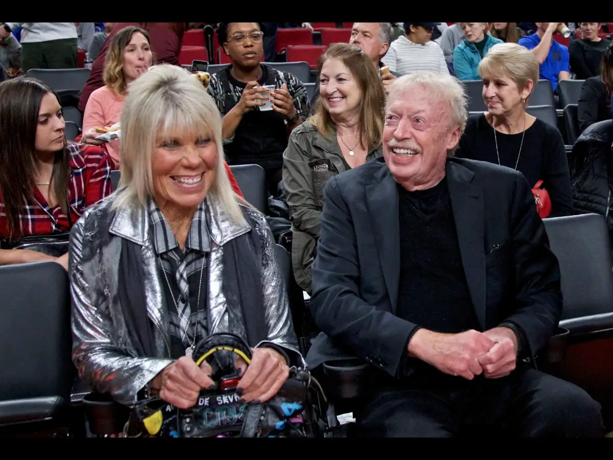 Nike co-founder Phil Knight gives alma mater University of Oregon $1 billion, biggest-ever public university gift after unscheduled call 
