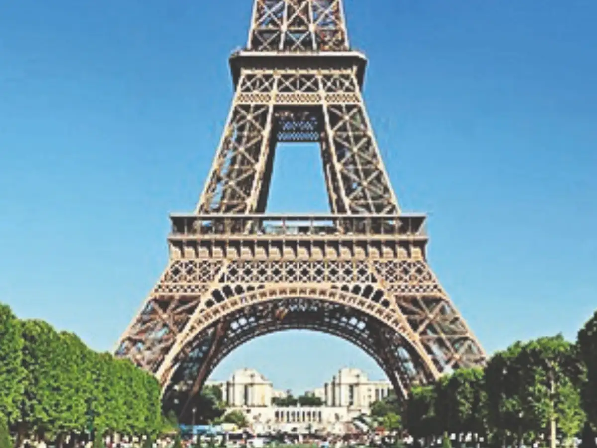Eiffel Tower boss to quit after staff row 