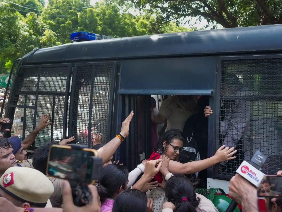 Delhi Police detains over 700 protesters gathering near Jantar Mantar to demand CEC's ouster 