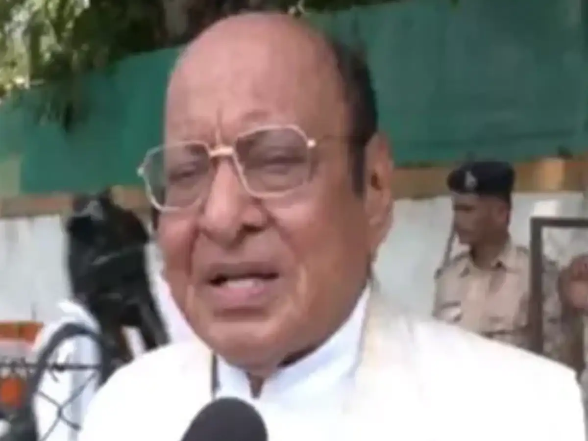 BJP slams Vaghela for Rs 50k offer to Brahmins, Vaniyas, Patels to take up manual scavenging 