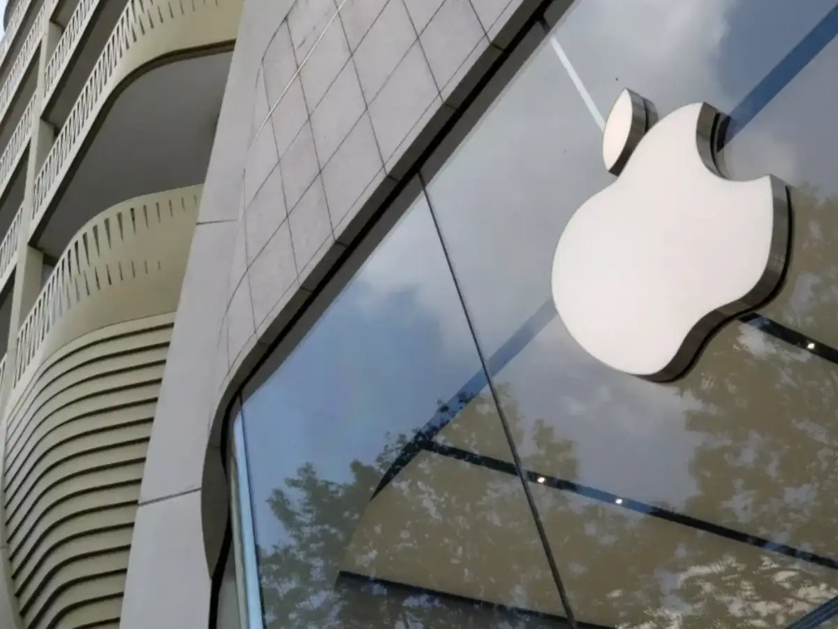Apple names insider Steve Smith as new M&amp;A chief, memo shows 