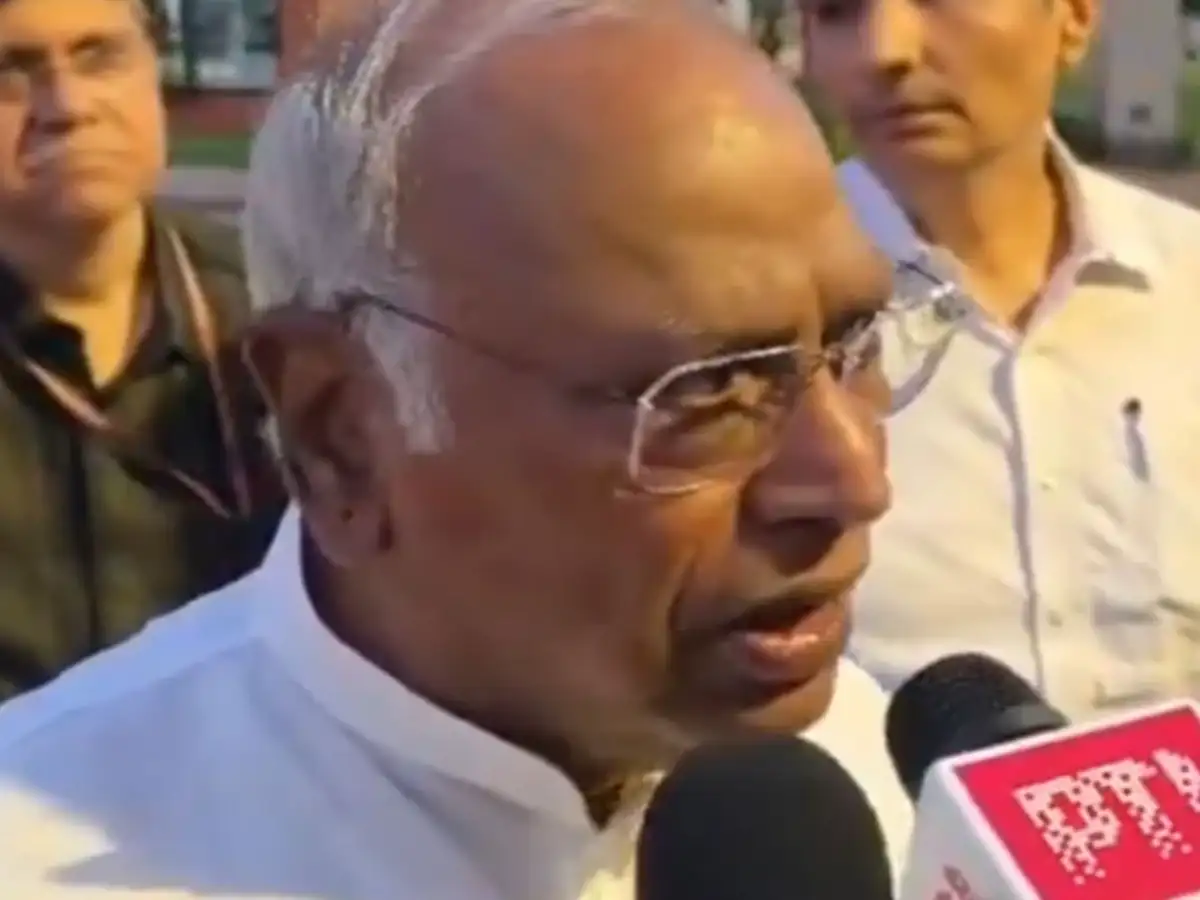 'Jo darta hai vo aaj nahi toh kal marta hai': Kharge invokes iconic Sholay dialogue to slam govt 