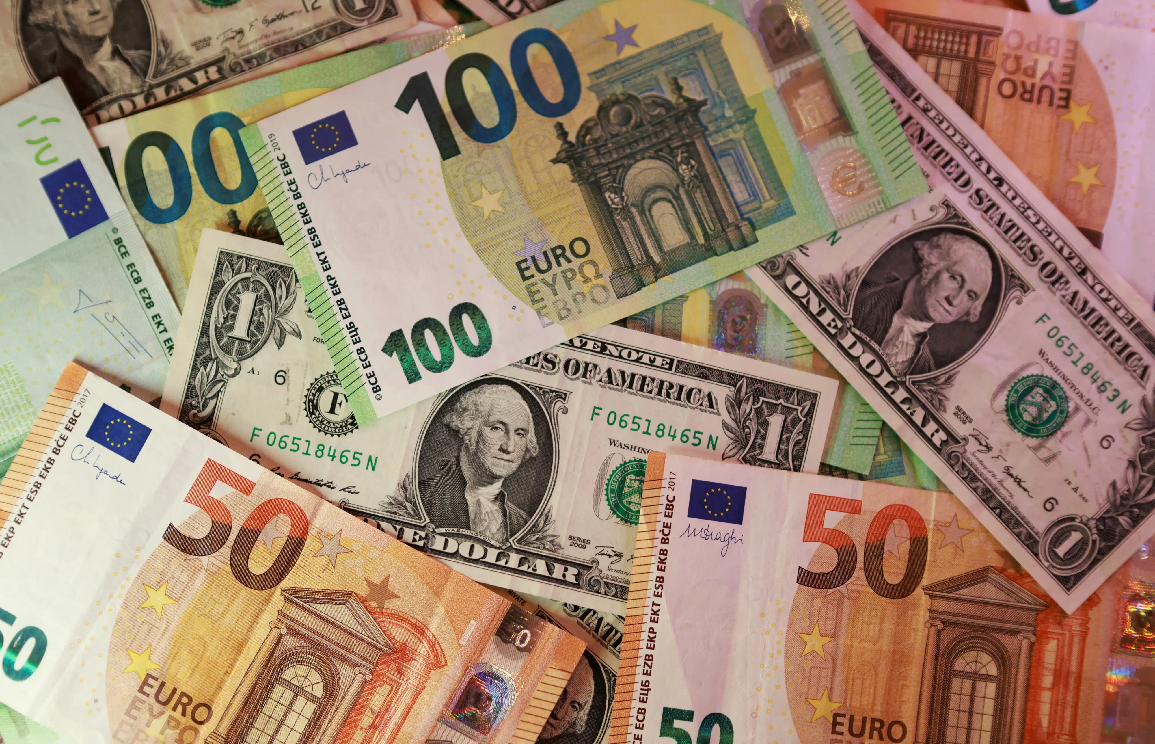 Euro falls, set for fifth straight weekly drop as oil prices rise