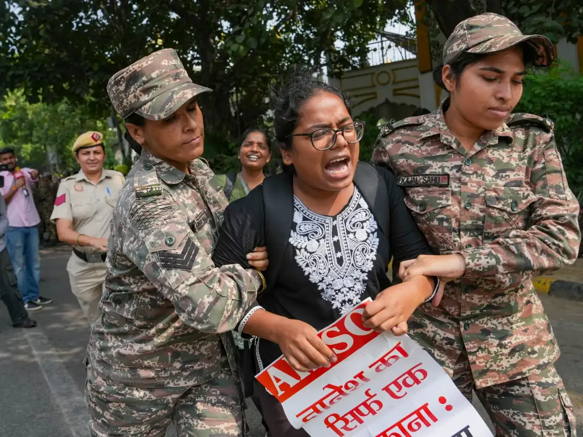 Delhi’s Jantar Mantar protest spirals into chaos as demonstrators scatter across streets to evade mass detentions 
