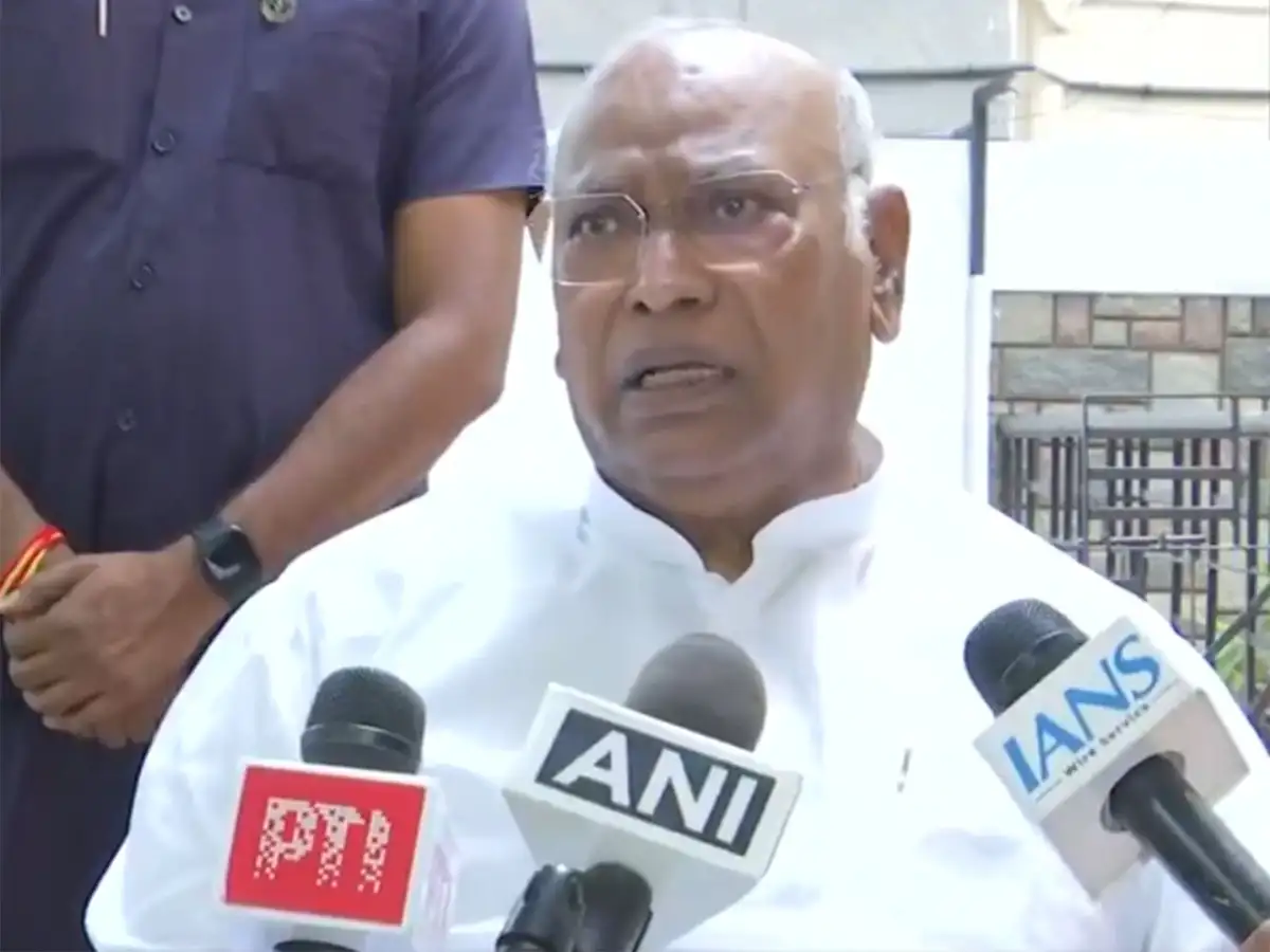 Kharge, Rahul Gandhi to meet CJI on Monday, allege EC autonomy under threat 