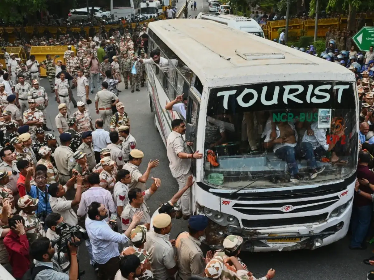 Saffron-clad groups roam Delhi streets, assault protesters; Hindu Raksha Dal chief claims responsibility 