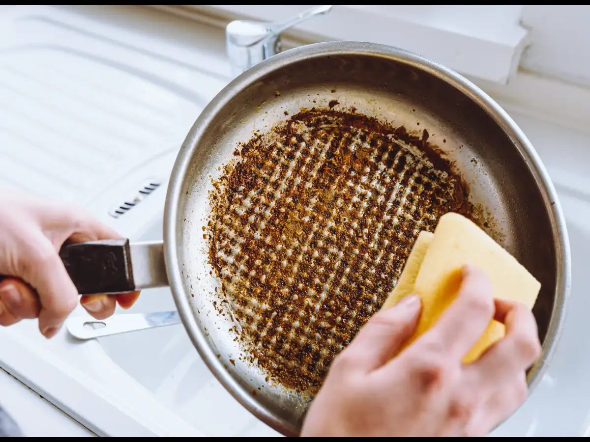 How to clean a burnt pan quickly at home:...