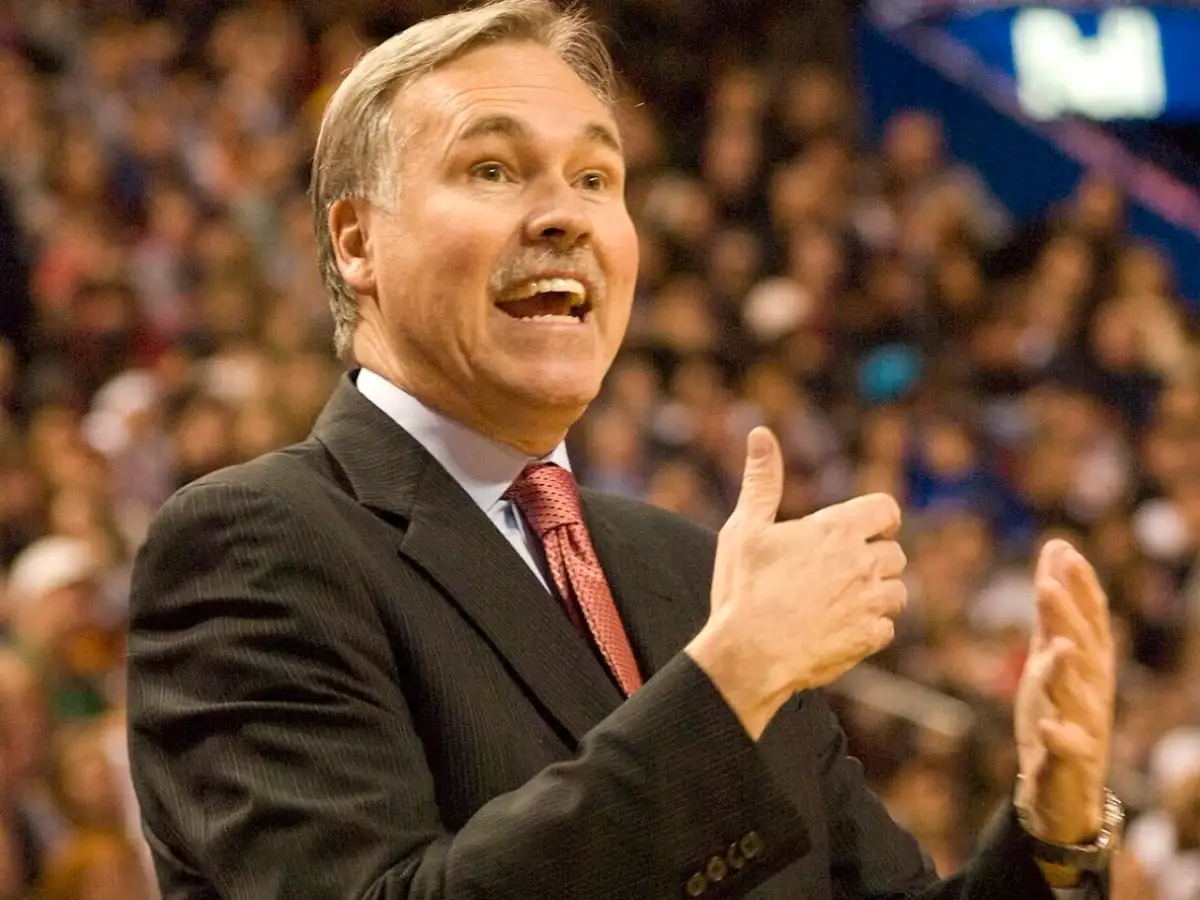 In 2013, Lakers coach Mike D’Antoni bought an ocean-view California home for $6.9 million; two years later, he sold it for $9.5 million 