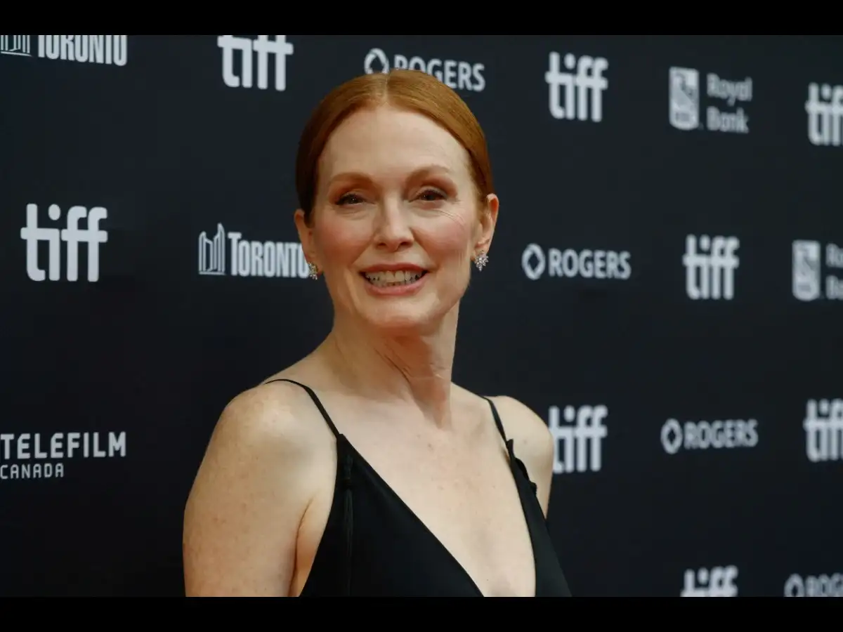Julianne Moore ditches 25-year-old West Village house for a Manhattan duplex and renovated it for 8 months; she still has one IKEA furniture