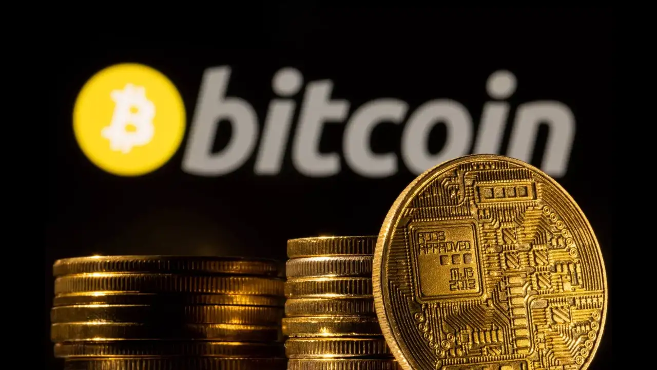 Bitcoin hovers near $83K as Asian stock sell-off triggers over $800 million in crypto liquidations