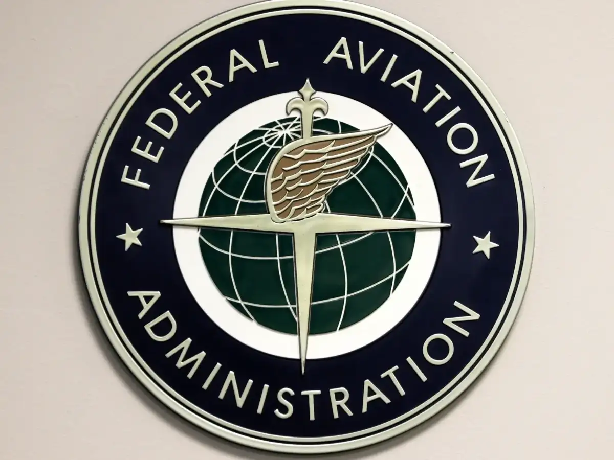 US air traffic controllers to get 2.8% pay raise under FAA deal 