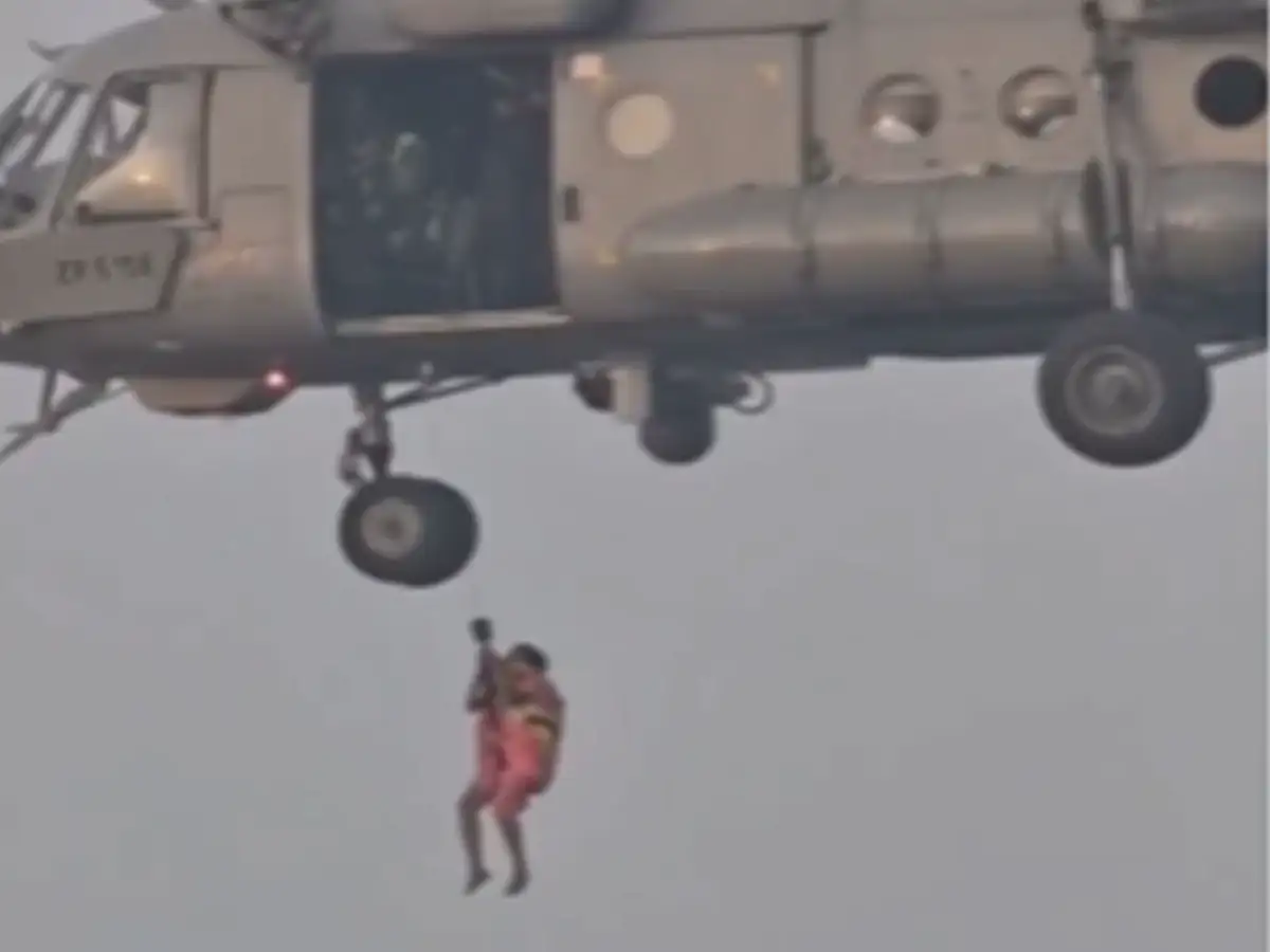IAF helicopter rescues 12 stranded overnight by Indravati floods in Chhattisgarh 