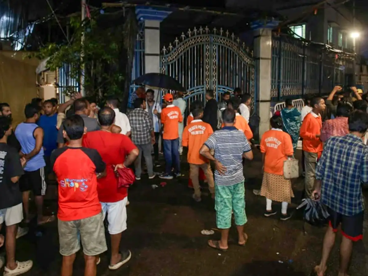 Kolkata stampede: 7 arrested, including Chorbagan Durga Puja organisers; police register culpable homicide case 