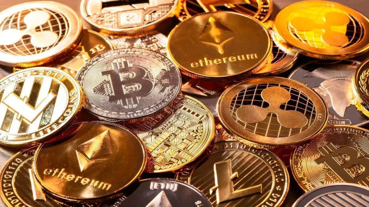 Bitcoin hovers near $80,000 and Ethereum at $2,370 as macro uncertainty and weak institutional flows weigh on crypto markets