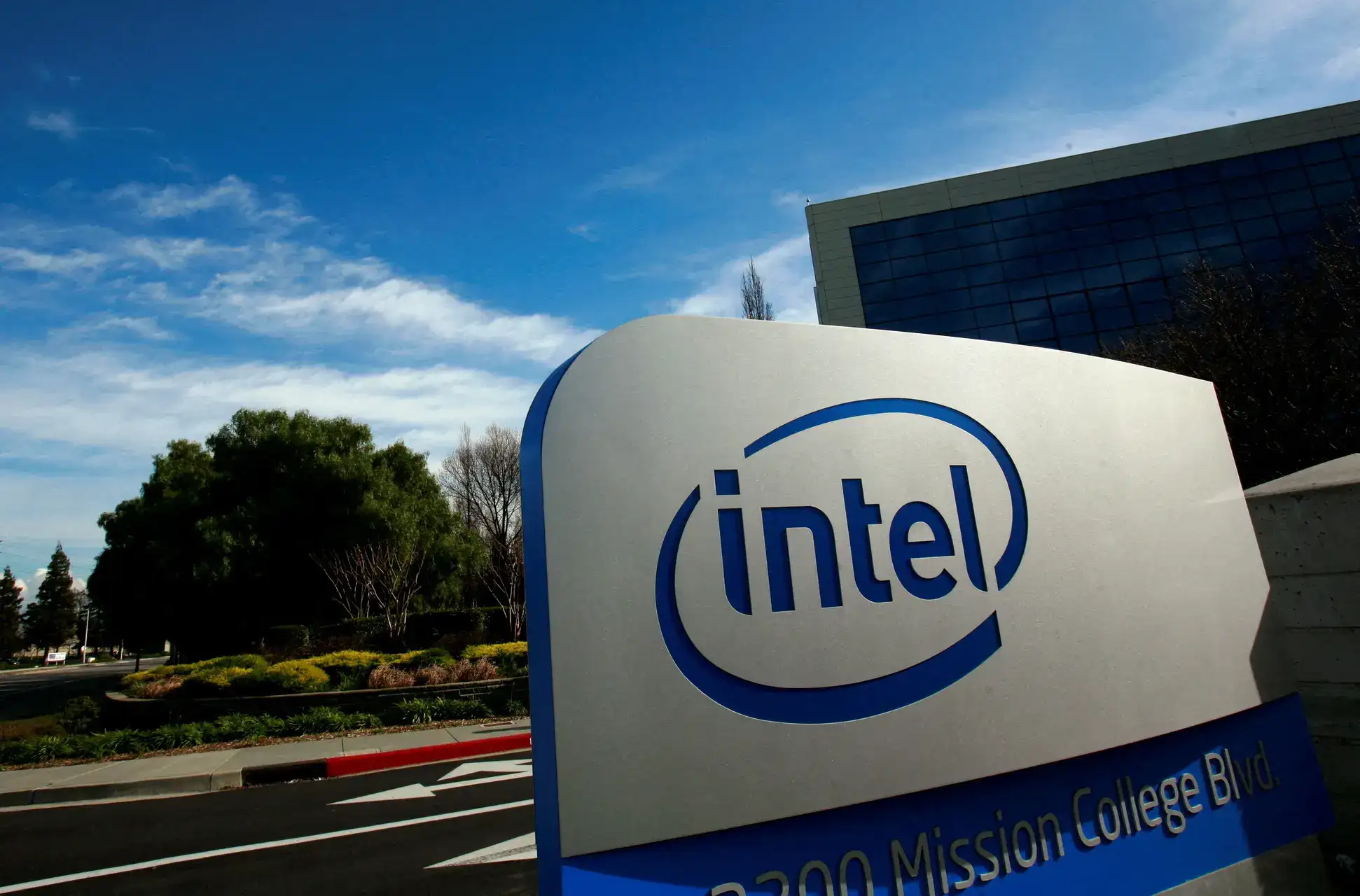 Intel Stock Crash: Can chipmaker revive its turnaround strategy?