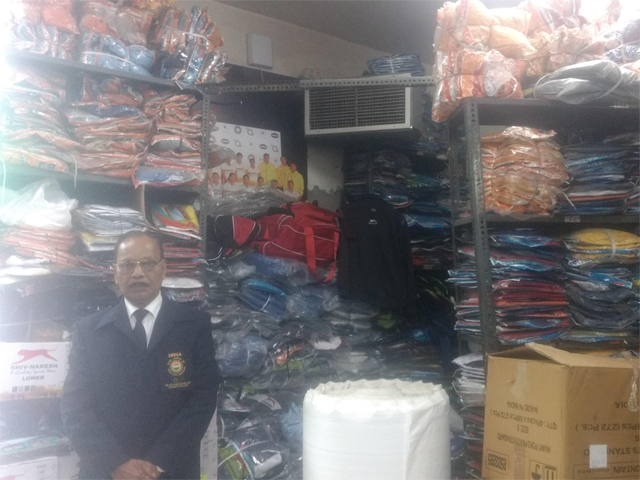 shiv naresh tracksuit showroom