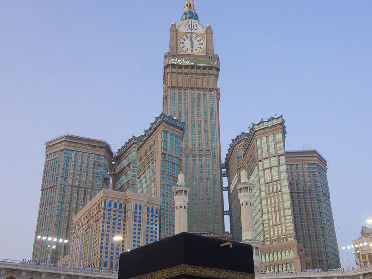 Башня в мекке. Абрадж Аль-Бейт Мекка. Башни Абрадж Аль-Баит. Королевская часовая башня в Мекке. Часовая башня комплекса Абрадж Аль-Бейт.