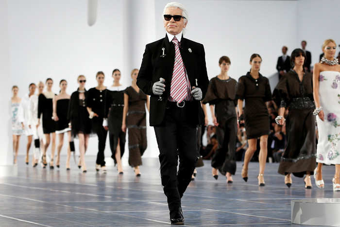 telefoon Verdikken gas When Karl Lagerfeld lost almost 41 kgs to fit into razor-thin suits in  early 2000s - The Economic Times
