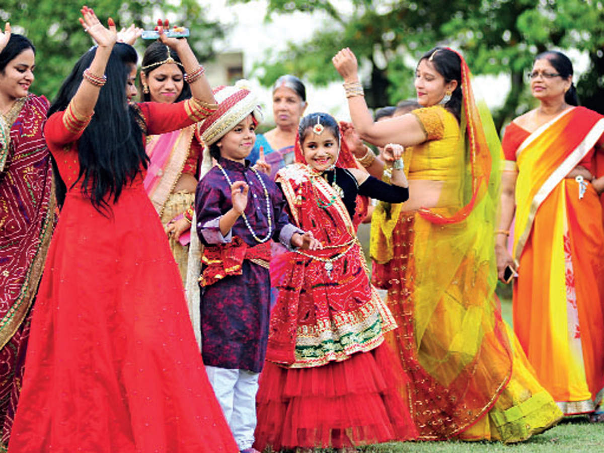 File:Dancers wearing traditional dress of the Banjara Lamadi or Lambani  tribe in Andhra Pradesh DSCF7370 (1).JPG - Wikimedia Commons