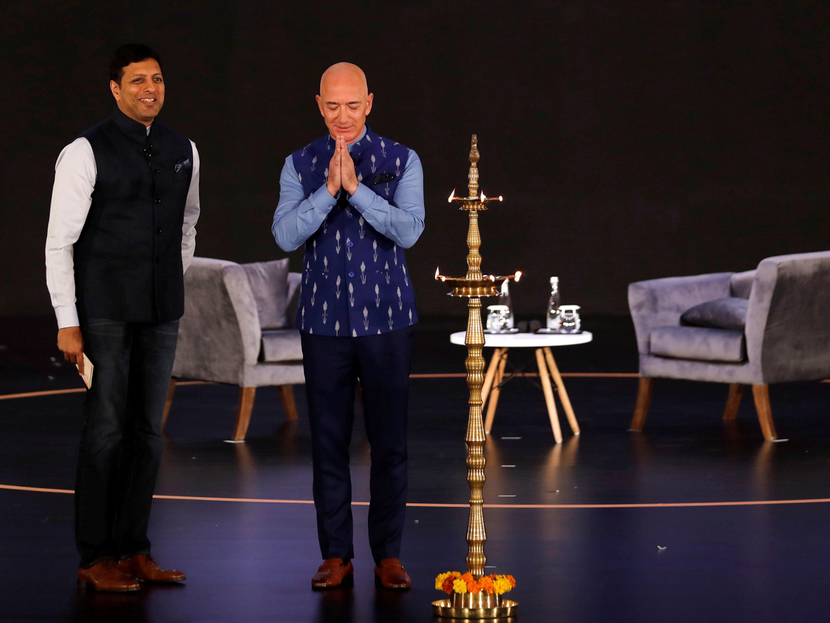 Jeff Bezos In India This Is The Indian Century Jeff Bezos Goes Desi Makes Big Make In India Pledge Talks Climate Change The Economic Times