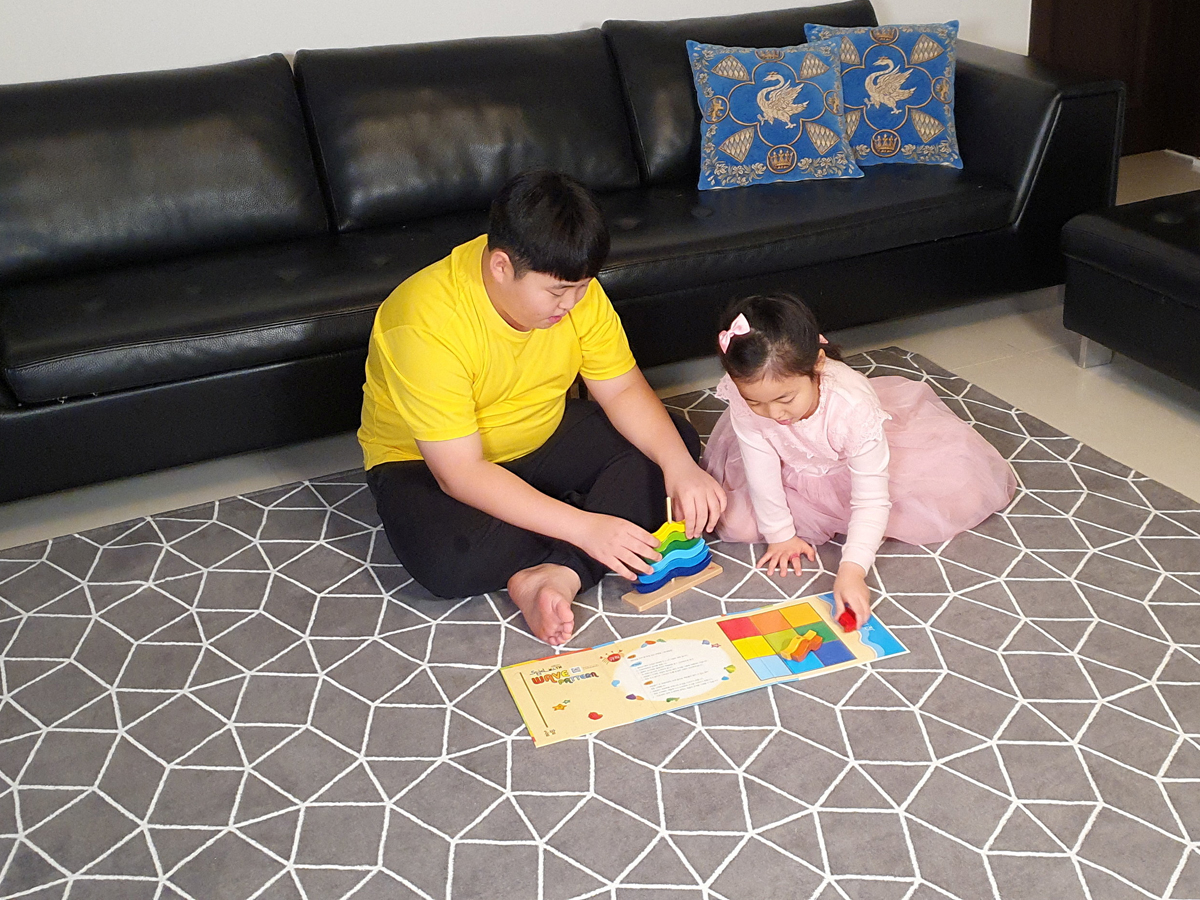 Kwon Joon plays with his younger sister in Jeju, South Korea, February 8, 2021. (Image: Lee Eun-Joo)