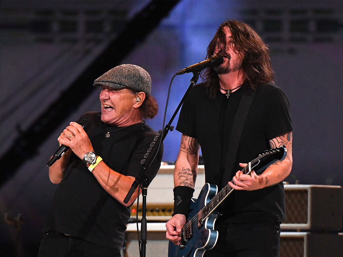 Brian Johnson dengan Dave Grohl Brian Johnson dengan Dave Grohl