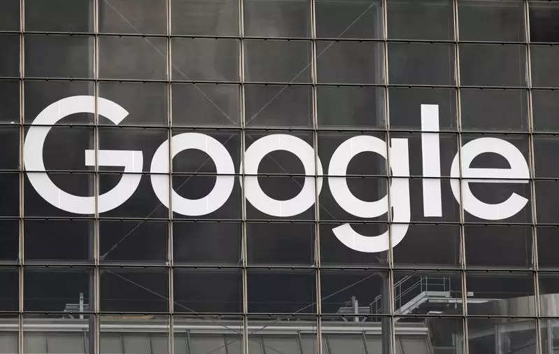 Logo De Google Sur Un Immeuble À La Défense